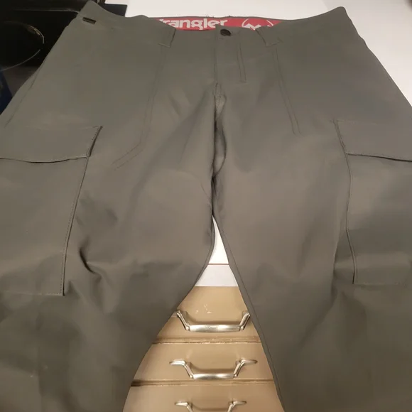 Nwot Wrangler Men's Cargo Pants - Olive - Picture 1 of 6